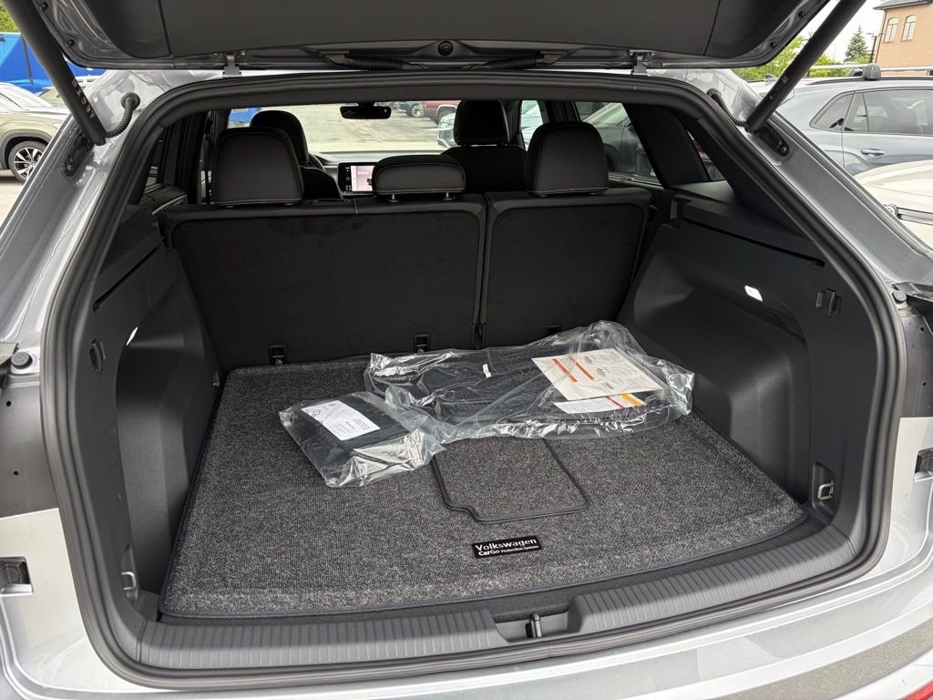 New 2026 Silver Mist Metallic Volkswagen 2.0T SE w/Technology image 25