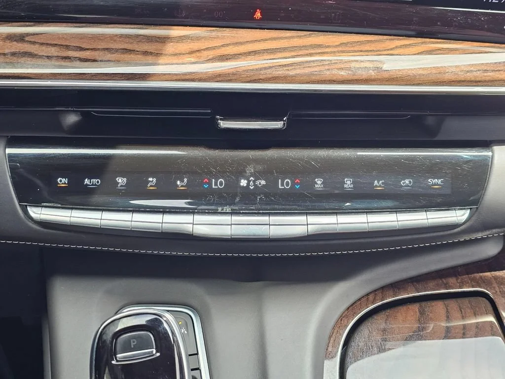 Used 2021 CRYSTAL WHITE TRICOAT Cadillac Sport Platinum image 34