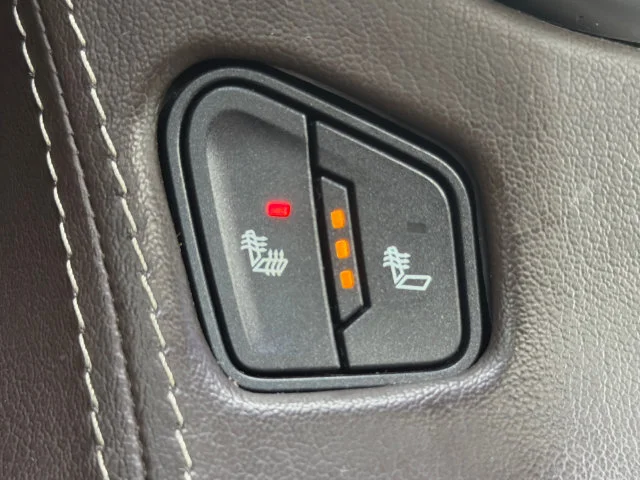 Used 2020 SUMMIT WHITE Chevrolet LT image 31