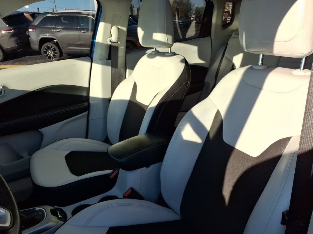 Used 2020 Blue Jeep Latitude image 11