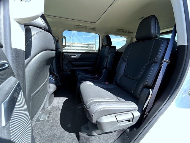 New 2026 RADIANT WHITE INFINITI Pure 4WD image 11