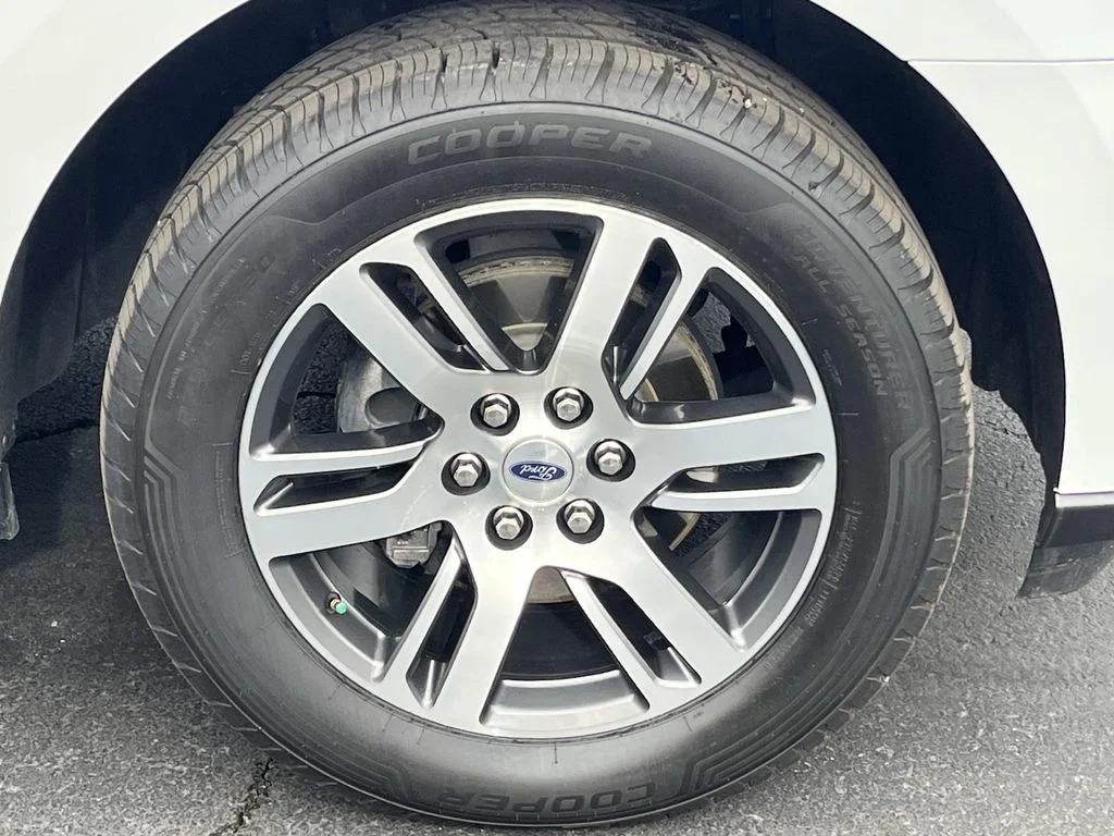 Used 2022 White Ford Limited image 9