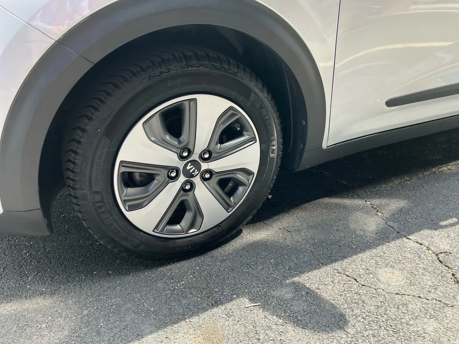 Used 2018 Silky Silver Kia LX image 5