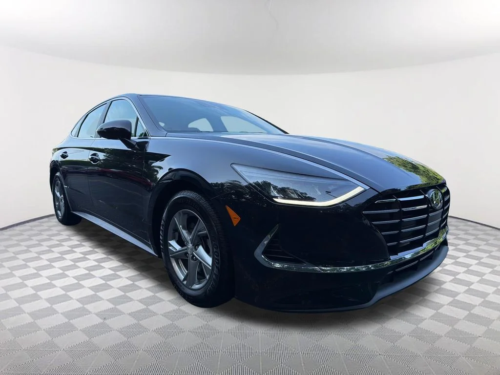 Used 2023 Blue Hyundai SE image 3