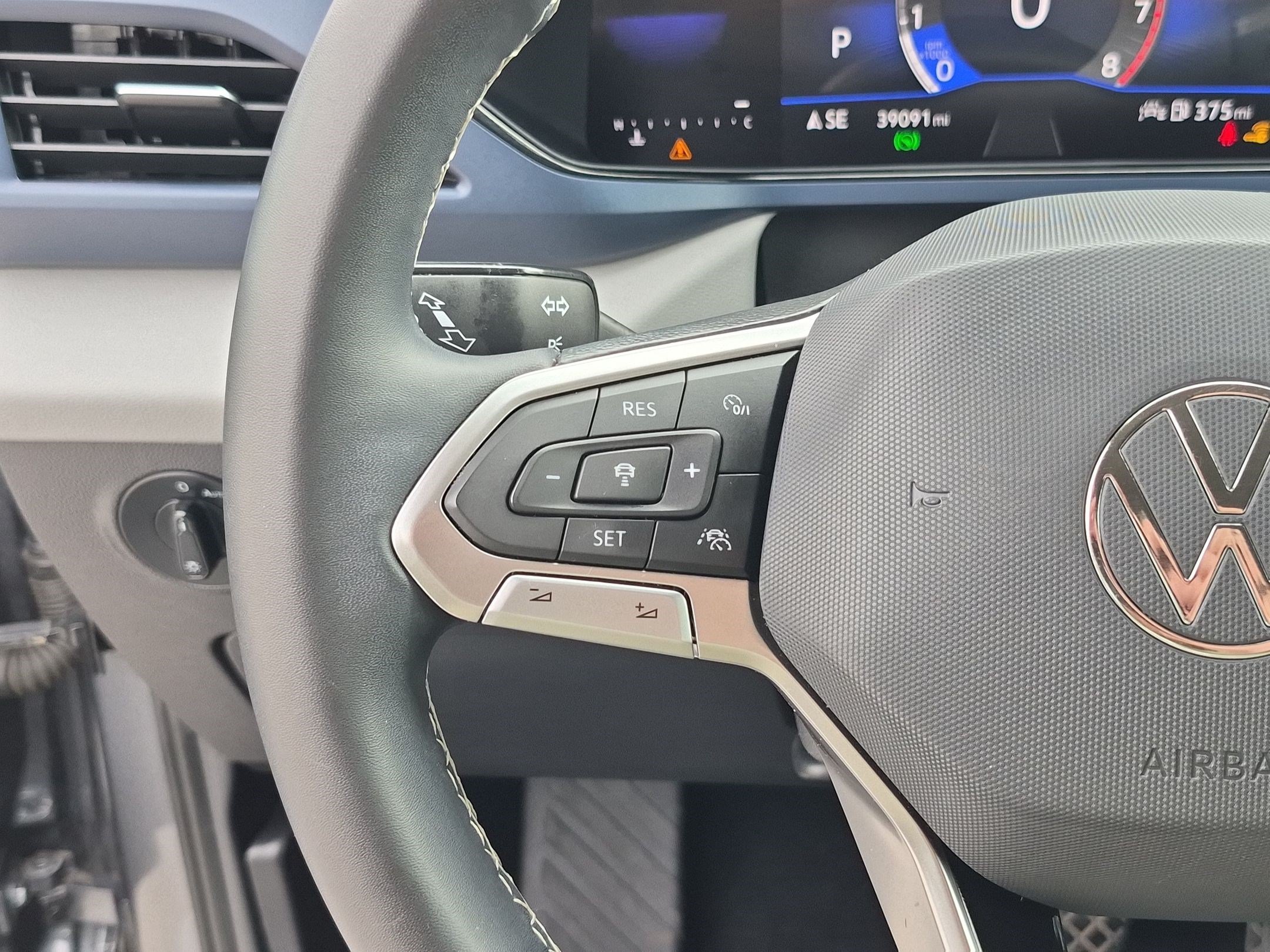 Used 2023 Platinum Gray Metallic Volkswagen SE image 18