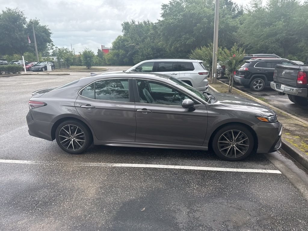 2024 Toyota Camry SE's photo