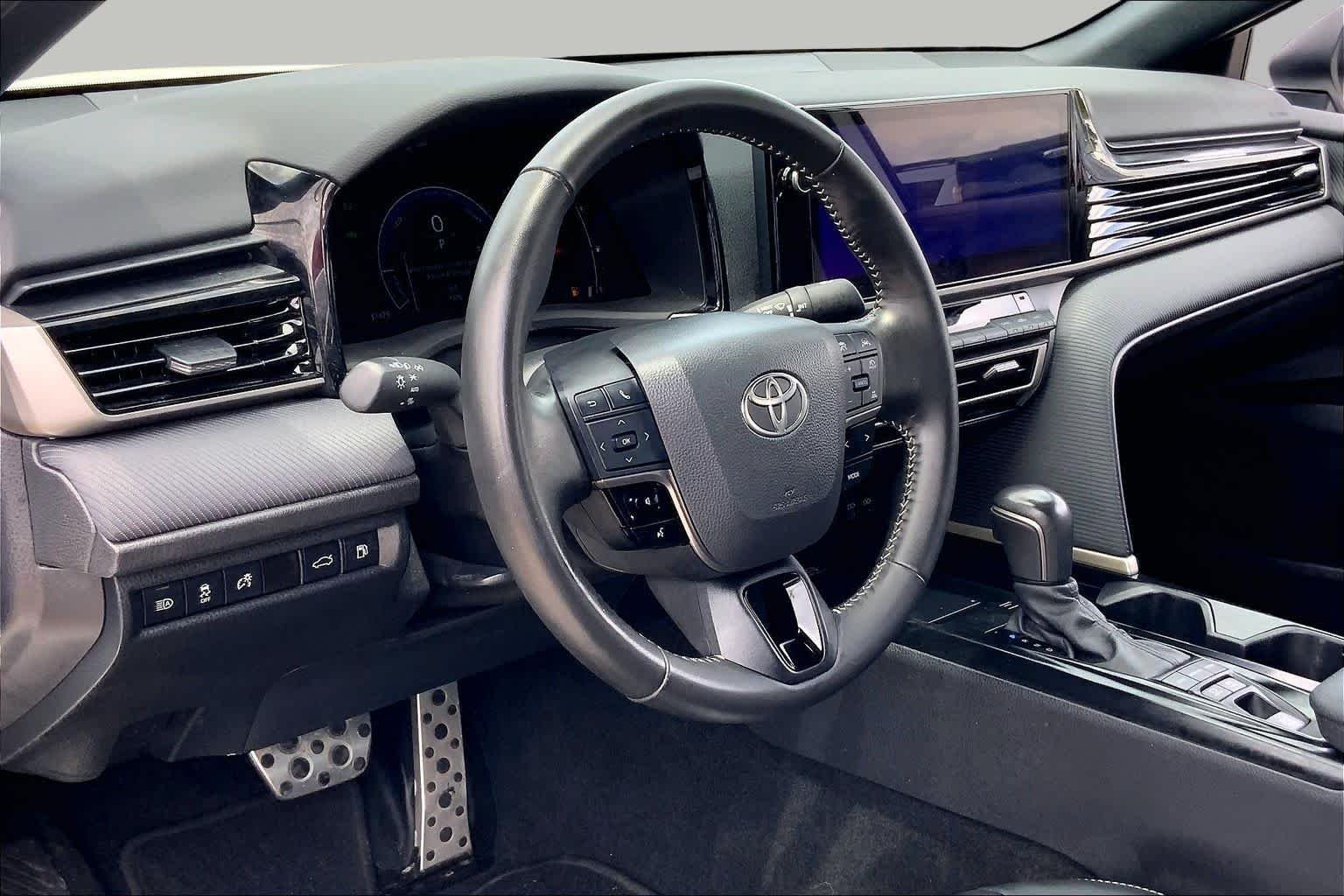 Used 2025 Ice Cap Toyota SE image 15