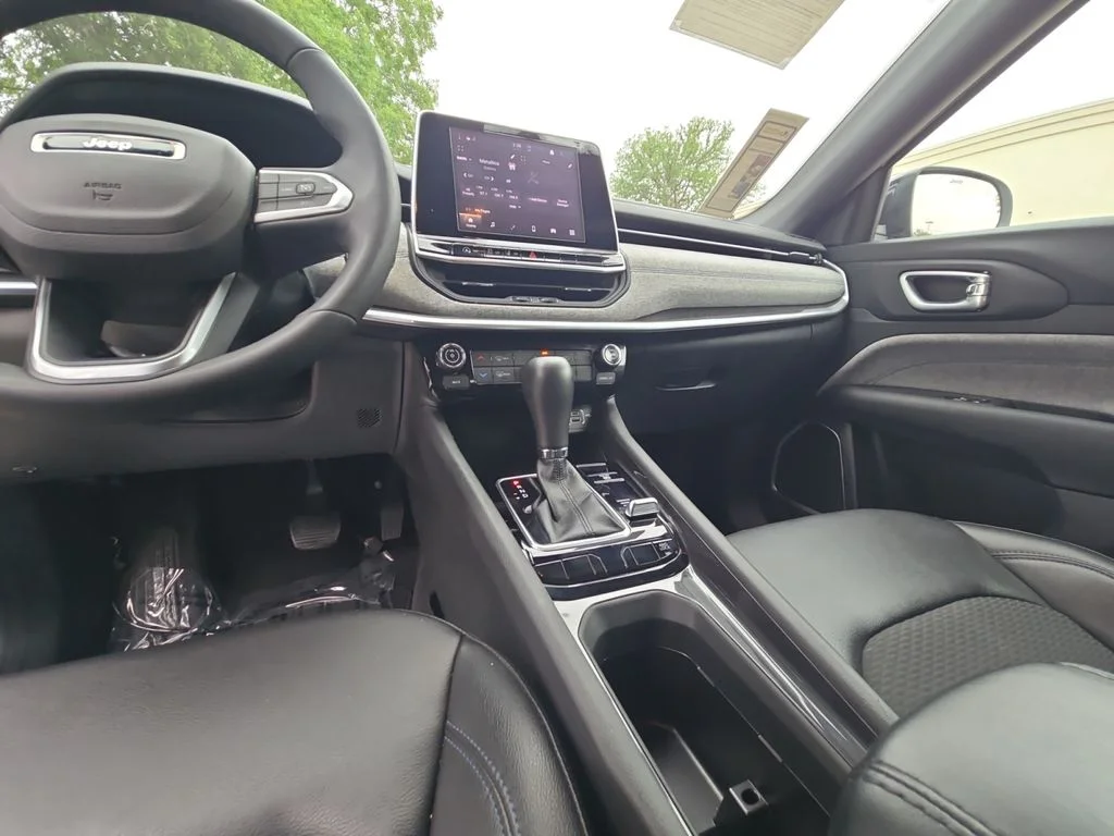 Used 2026 White Jeep Latitude image 15