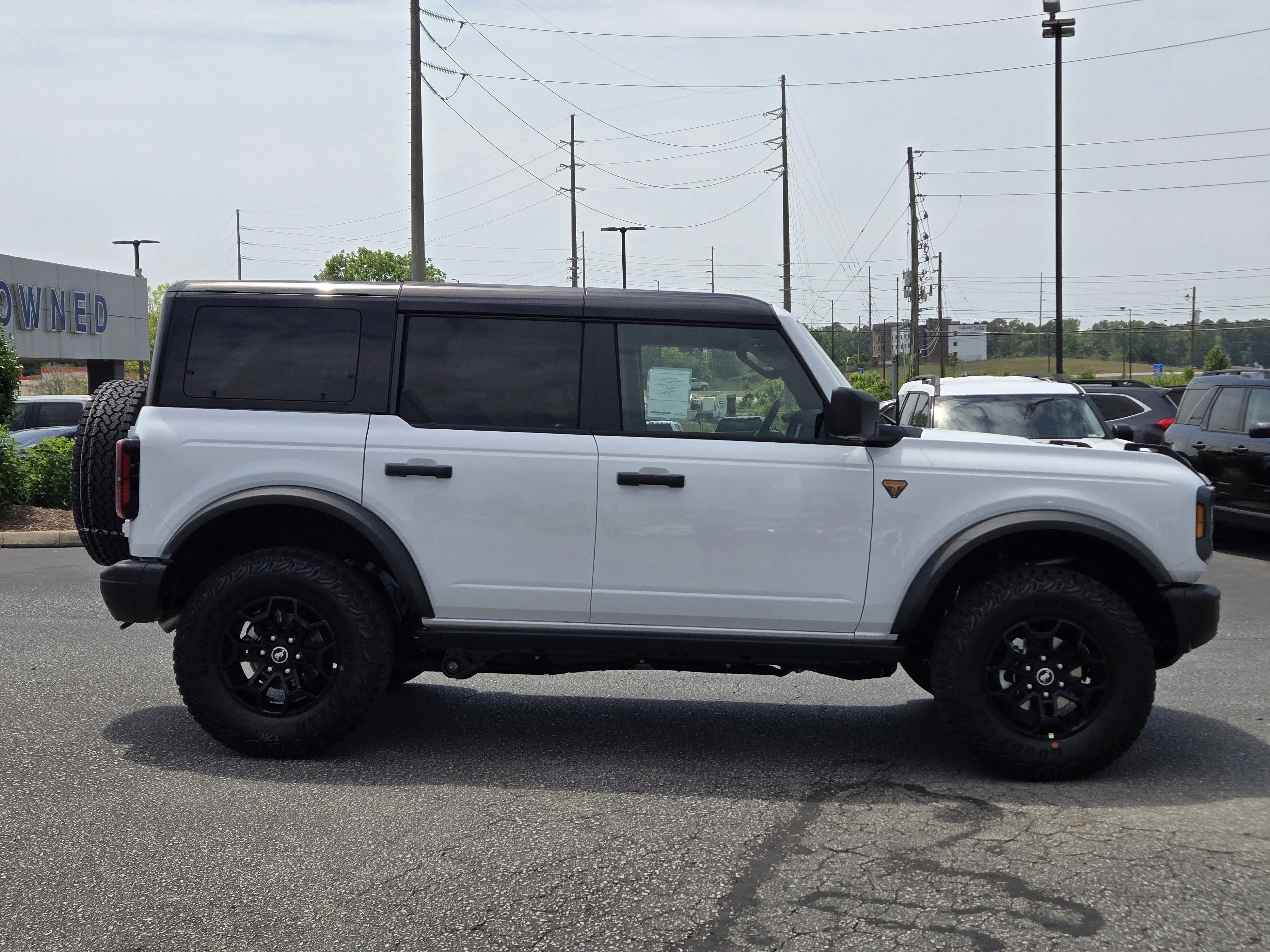 New 2026 Oxford White FORD Badlands image 7