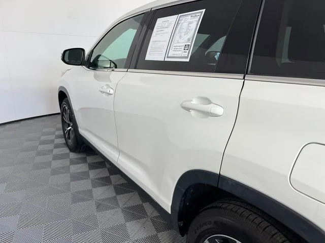 Used 2019 White Toyota LE image 10