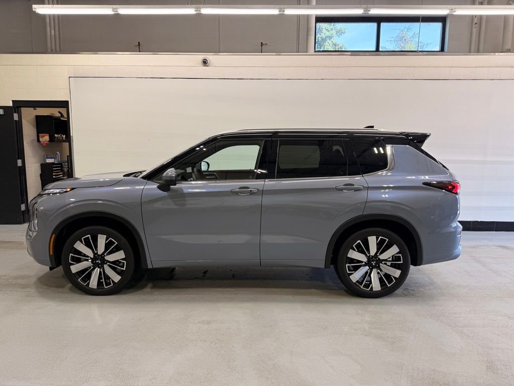 Used 2025 Mitsubishi Outlander SEL with VIN JA4J4WA84SZ011463 for sale in Golden Valley, Minnesota