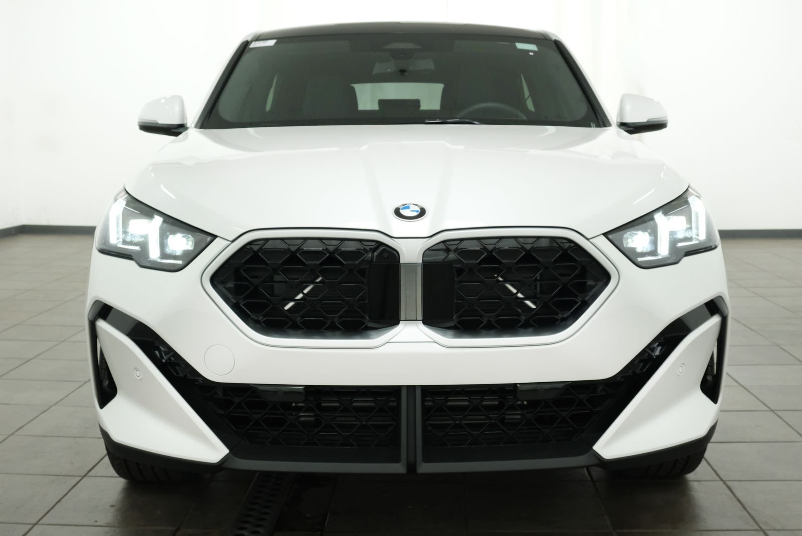 New 2026 Mineral White Metallic BMW xDrive28i image 7