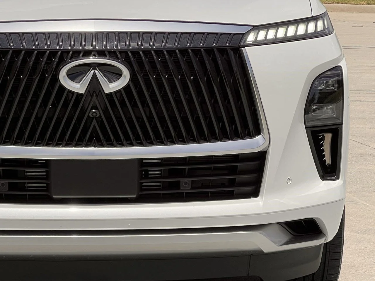 New 2027 RADIANT WHITE INFINITI Luxe 2WD image 8