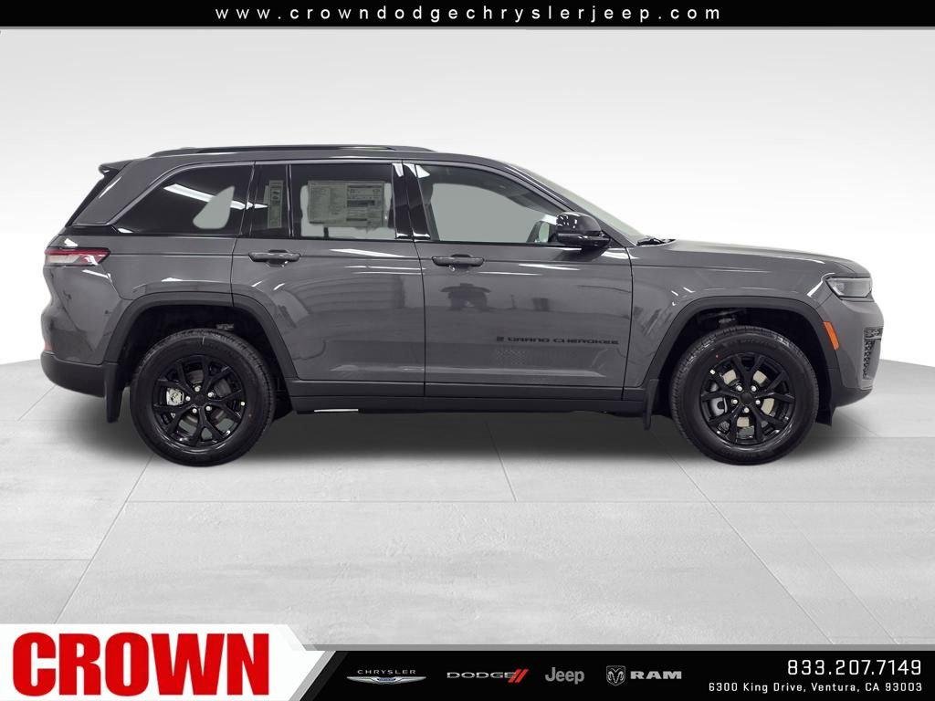 New 2026 Baltic Gray Metallic Clearcoat Jeep Laredo image 4