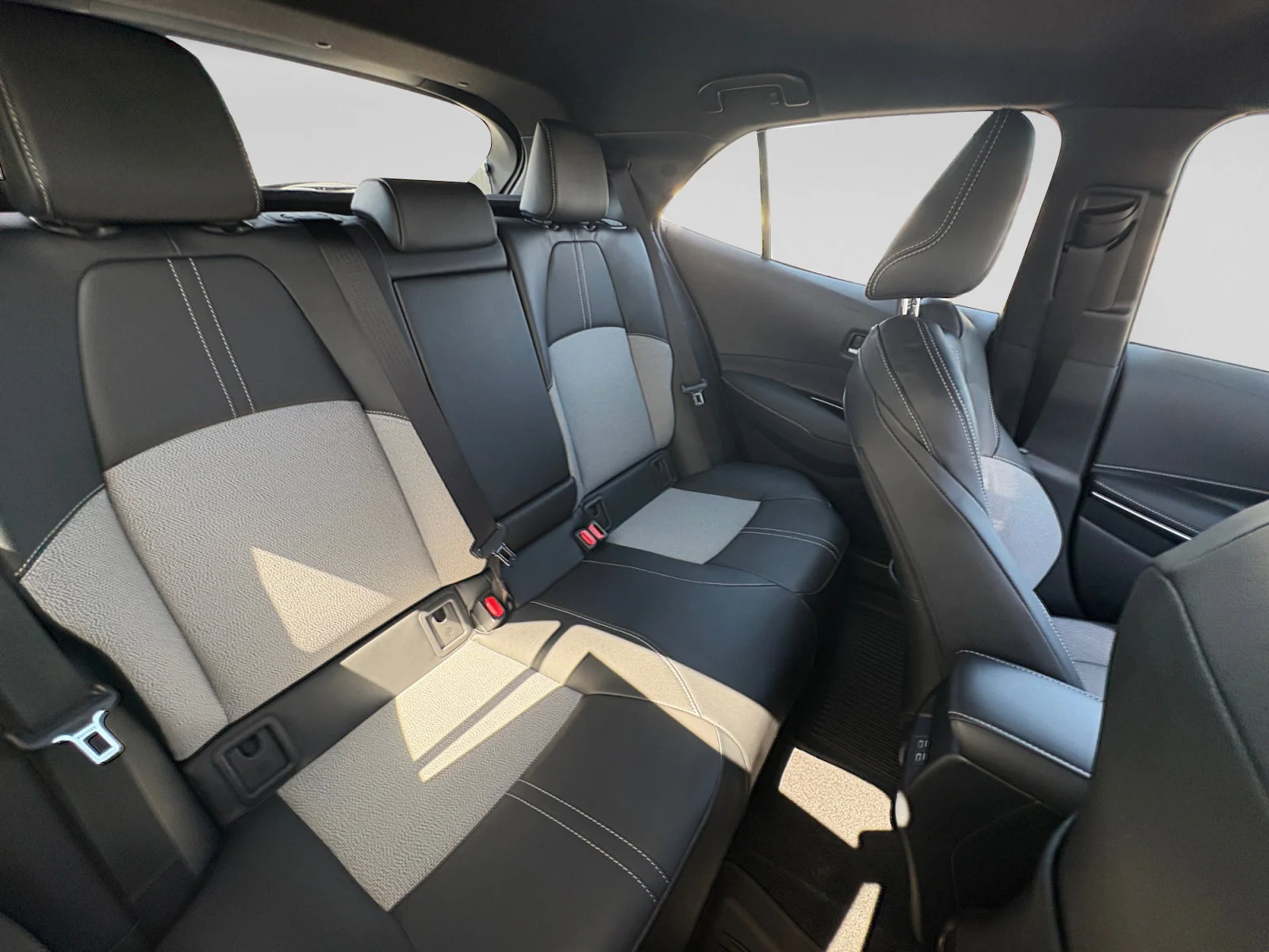 New 2026 Blue Crush Metallic with Midnight Black Metallic roof <sup>1</sup> Toyota  XSE image 29