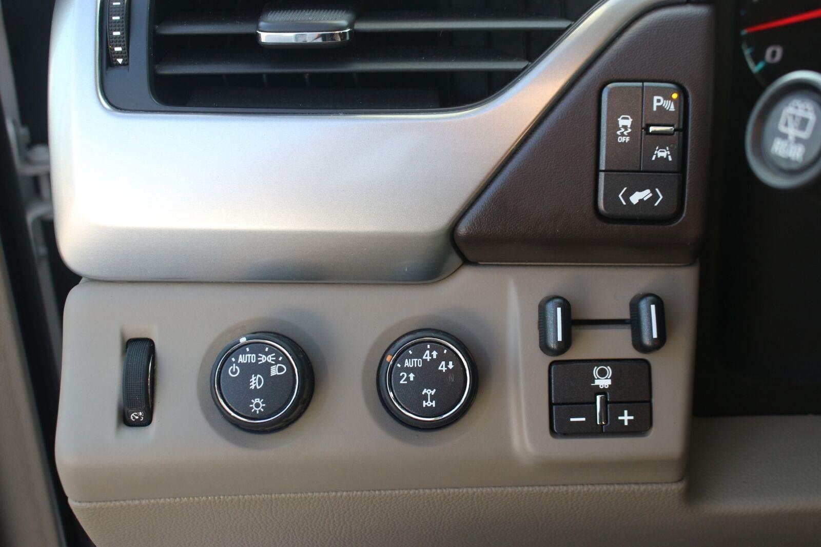 Used 2016 IRIDESCENT PEARL TRICOAT Chevrolet LTZ image 34