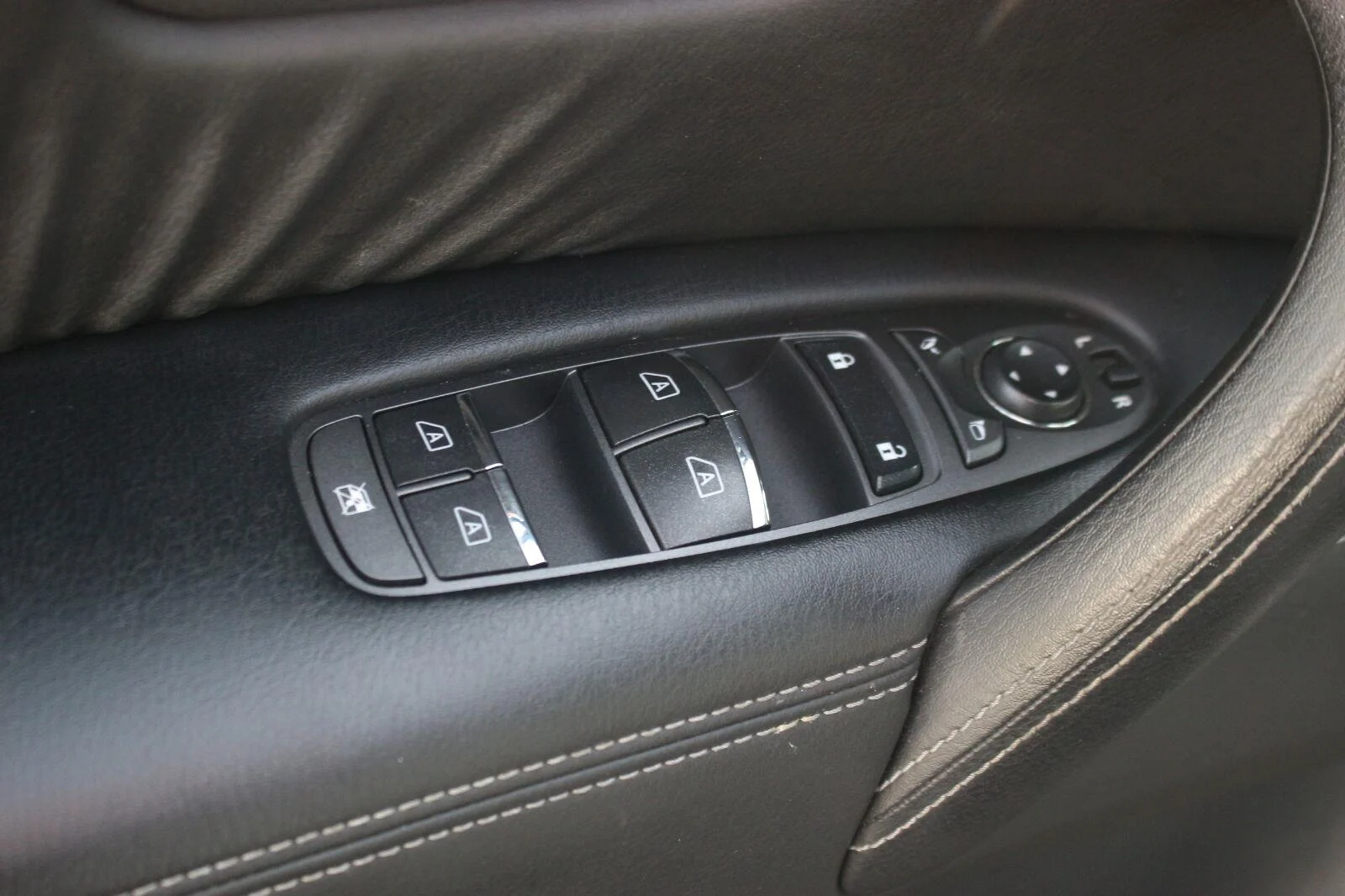 Used 2019 White Nissan SL image 16