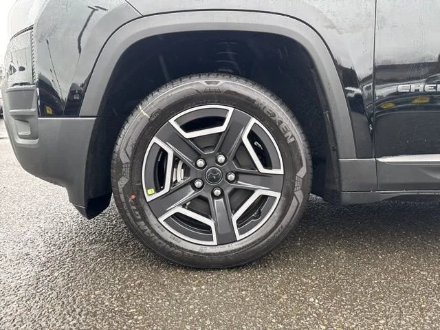 New 2026 Diamond Black Crystal Pearl-Coat Exterior Paint Jeep Laredo image 9