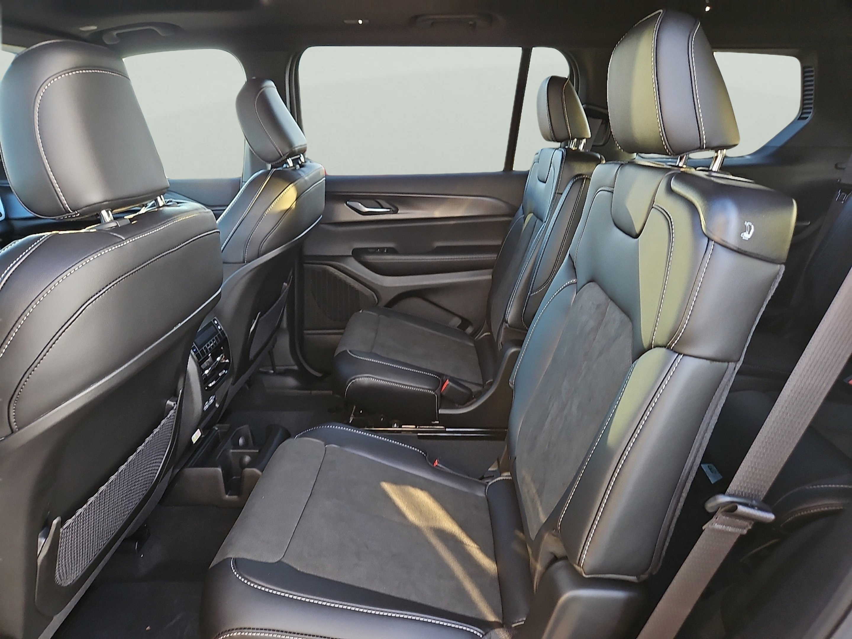 New 2025 Baltic Gray Metallic Clear-Coat Exterior Paint Jeep Altitude X image 13