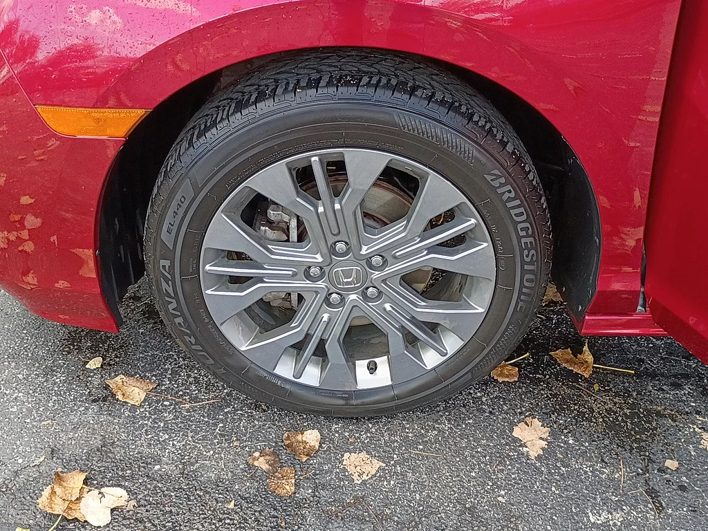 2025 Honda Odyssey Touring, photo 10 of 12