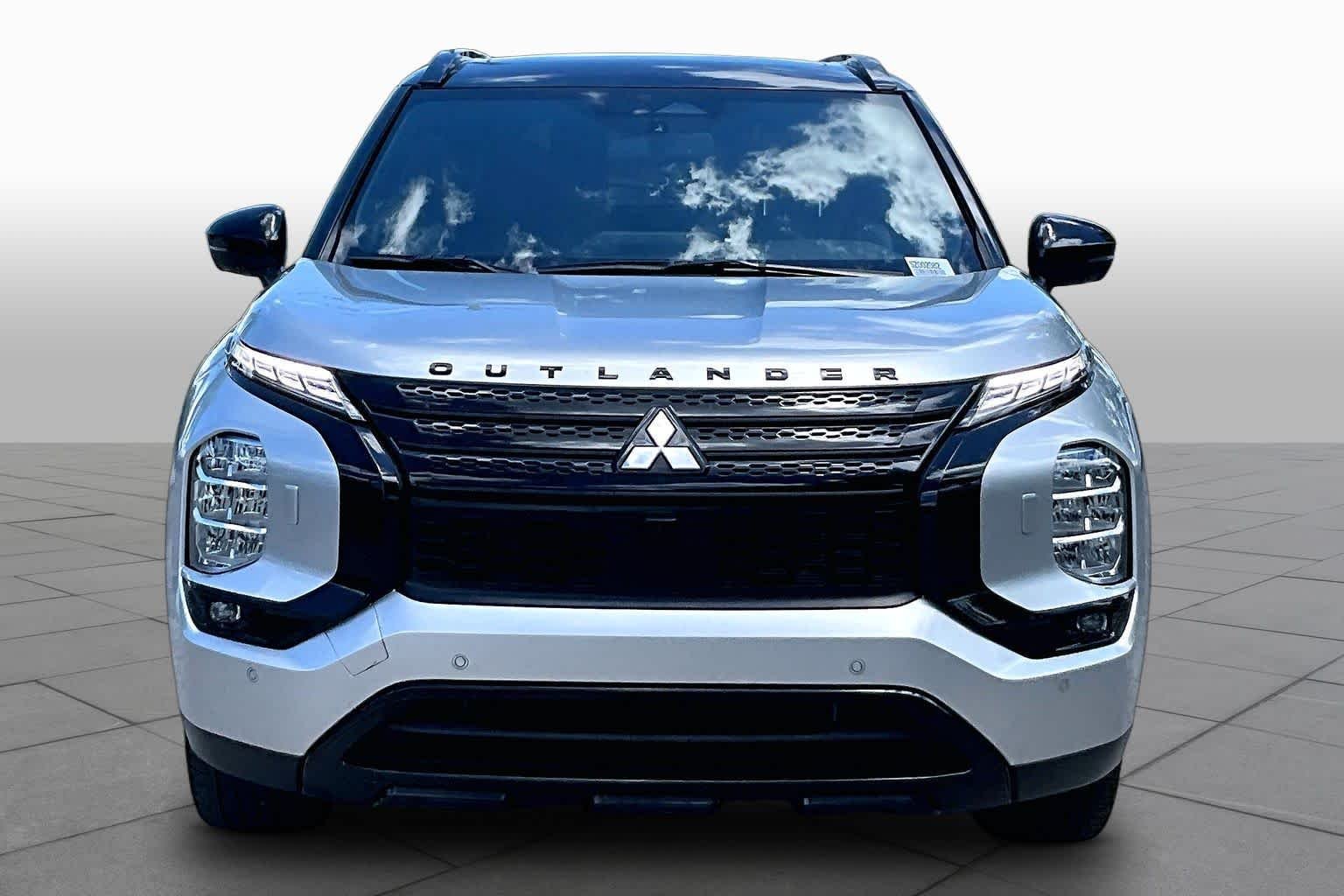 Used 2025 Alloy Silver Metallic/Black Roof Mitsubishi SEL Black Edition image 4