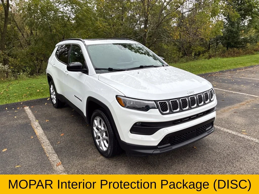 Certified Used 2023 Bright White Clearcoat Jeep Latitude Lux image 9