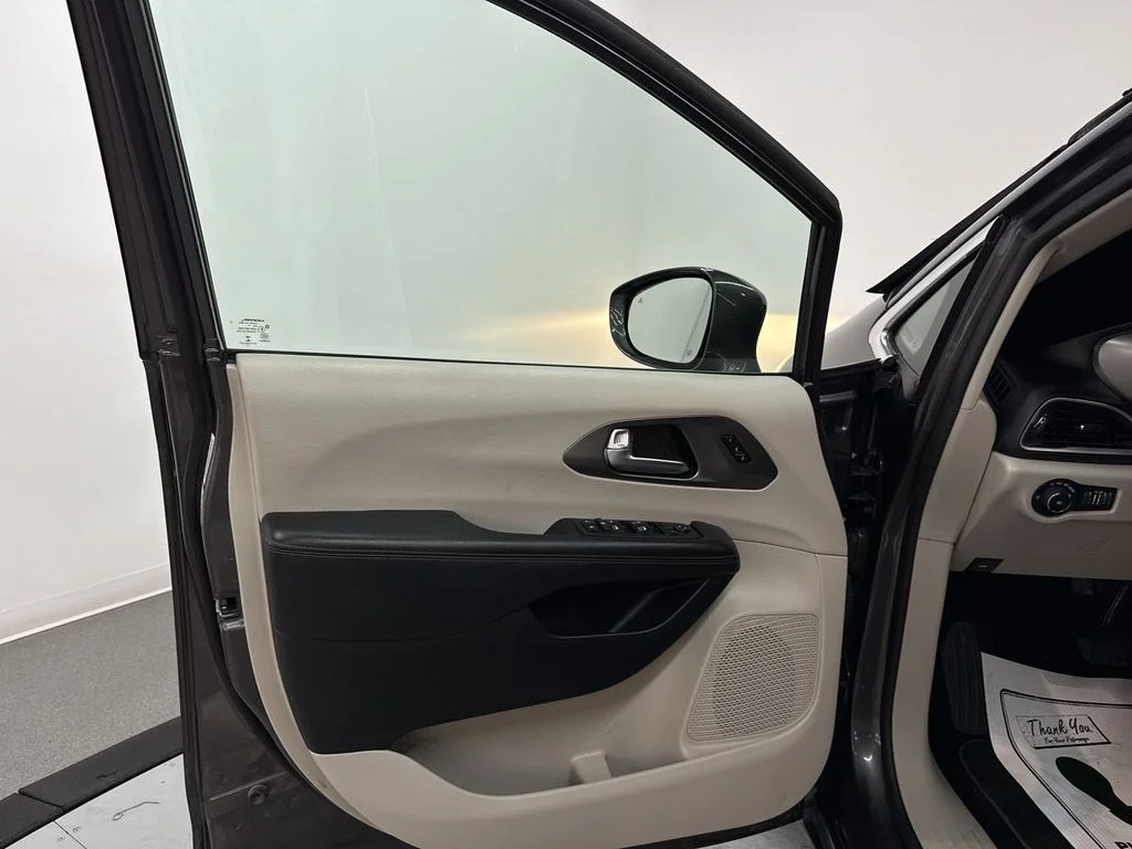 Used 2020 Crystal Metallic Chrysler Touring L image 14