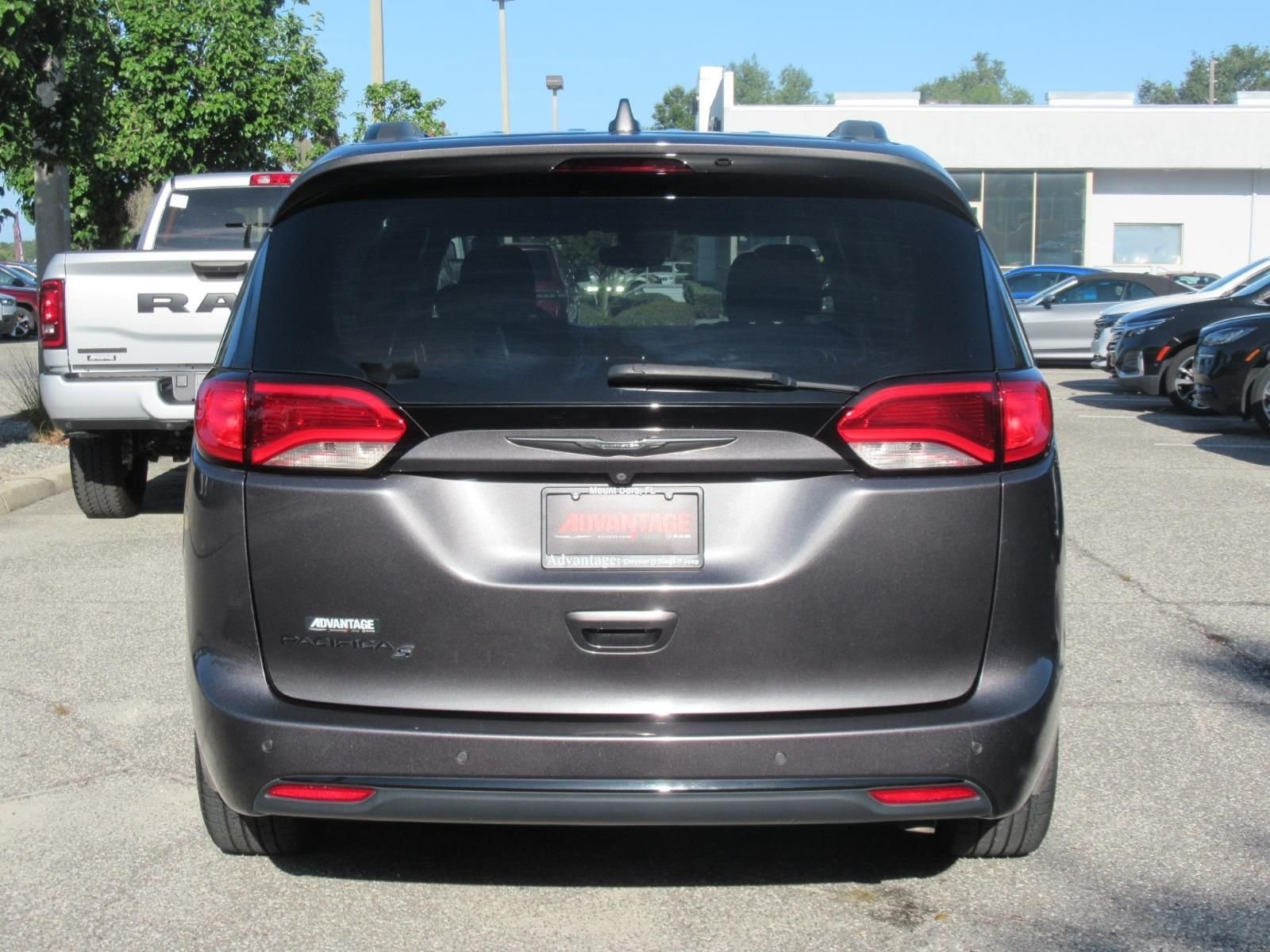 Used 2019 Gray Chrysler Touring Plus image 6