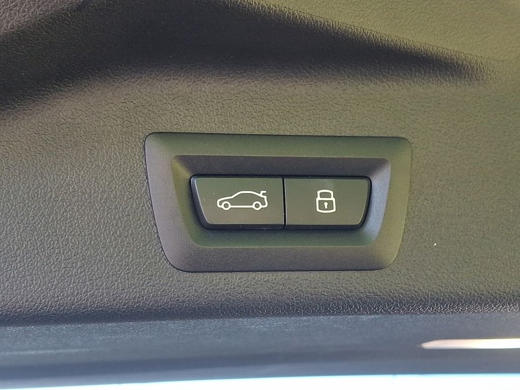 Used 2025 White Metallic BMW xDrive40i image 28