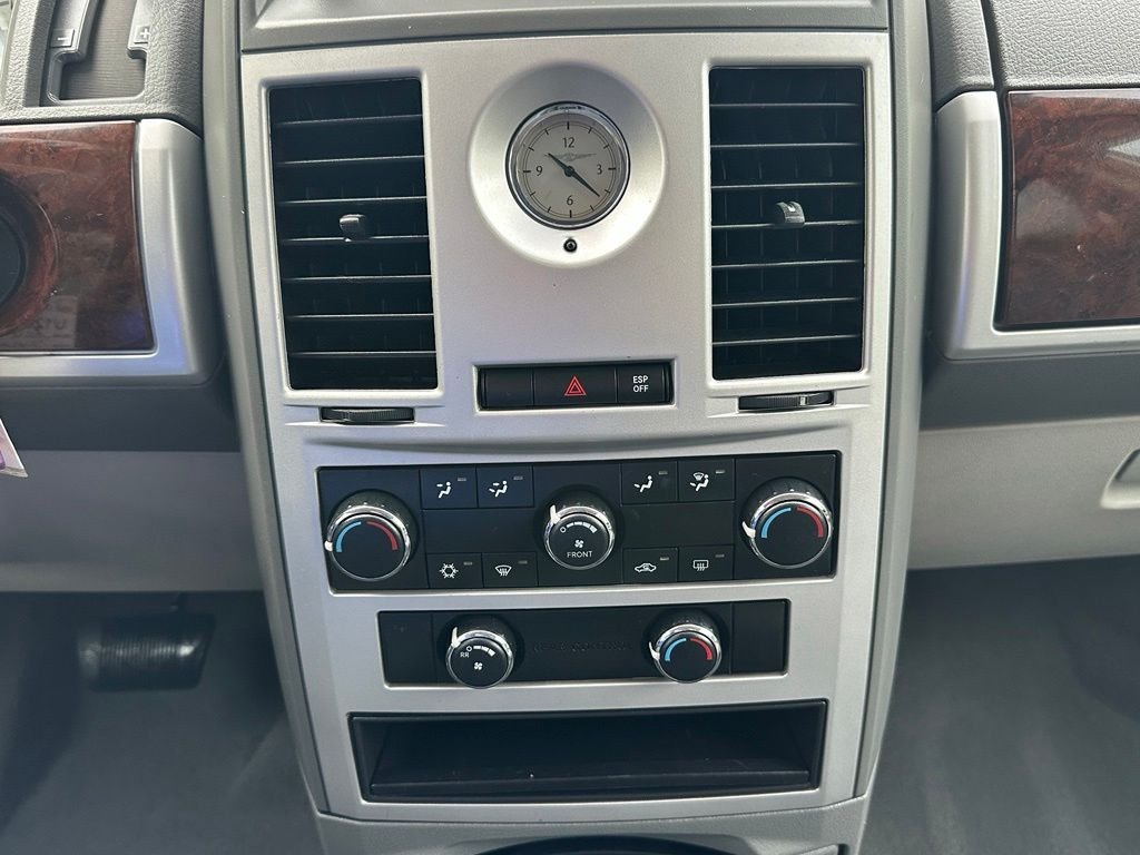 Used 2010 Gold Chrysler Touring image 22