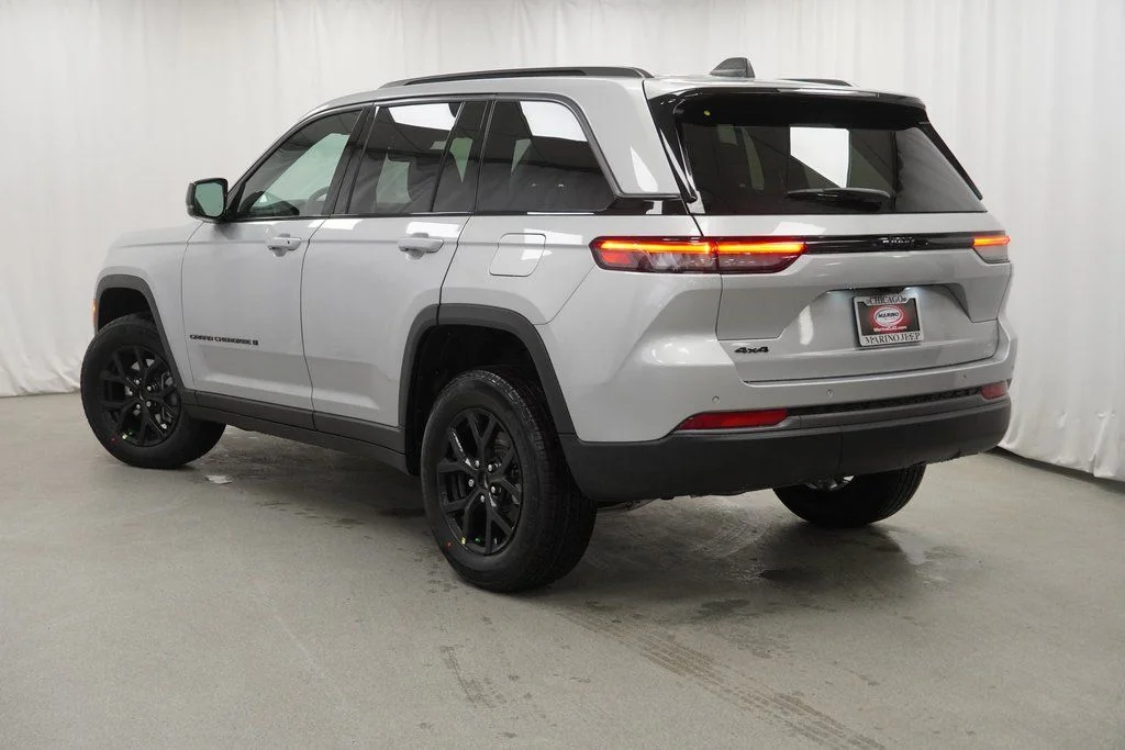 New 2026 Silver Zynith Exterior Paint Jeep Altitude image 13
