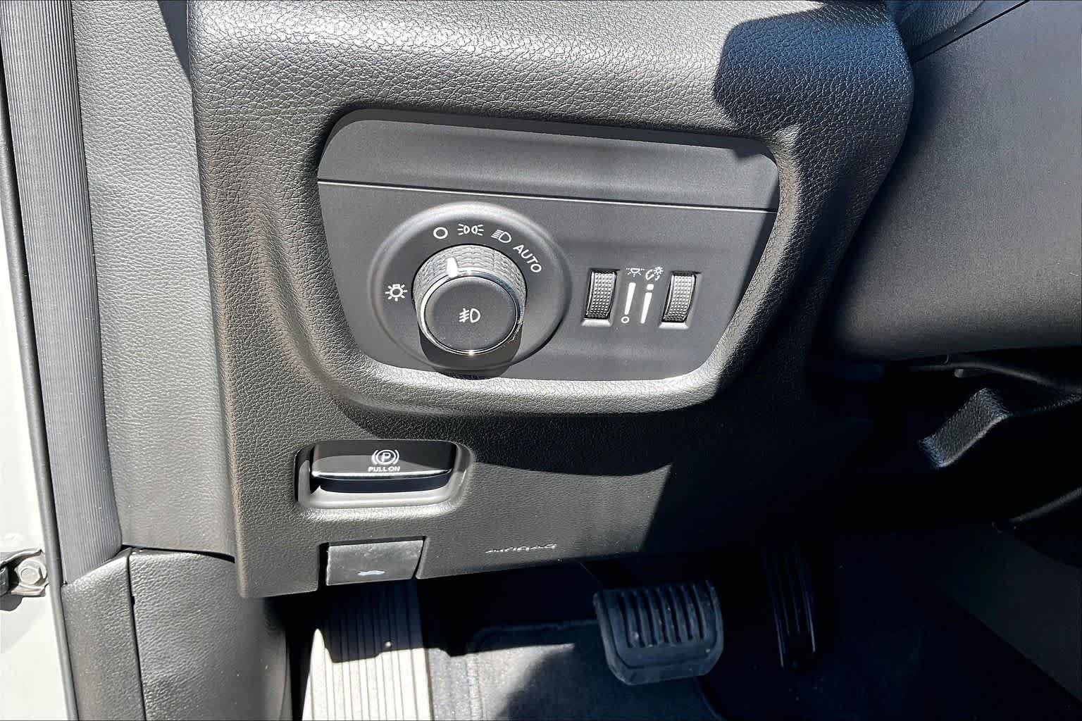 New 2027 Sting-Gray Clear-Coat Paint Jeep Limited image 20