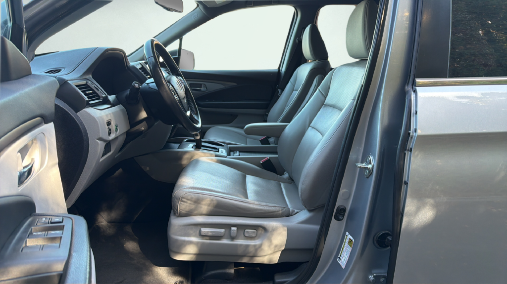 Used 2019 Silver Honda RTL-T image 18