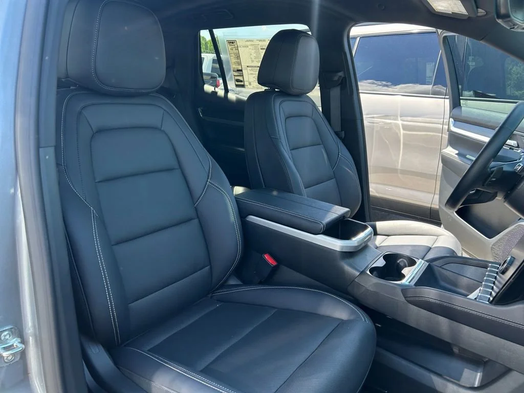 New 2026 Sterling Metallic GMC Elevation image 28