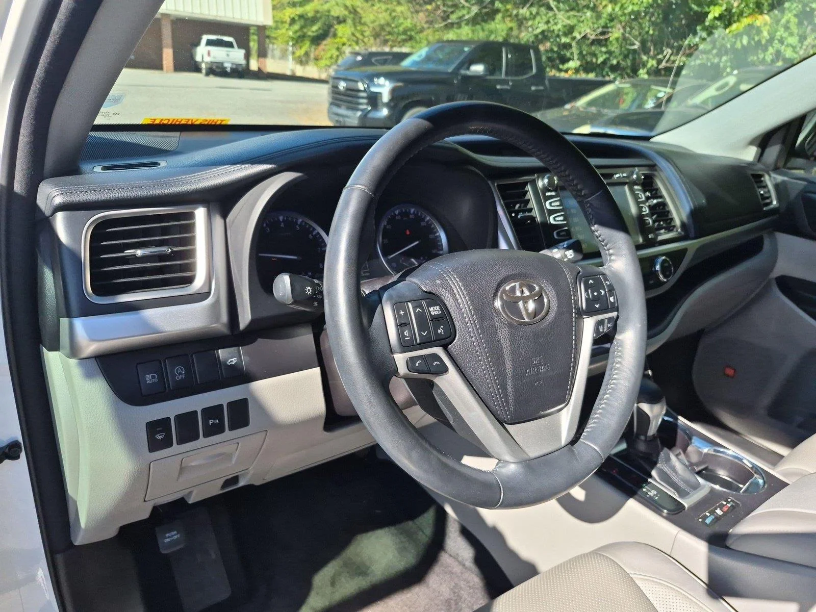 Used 2018 Blizzard Pearl Toyota Limited image 18