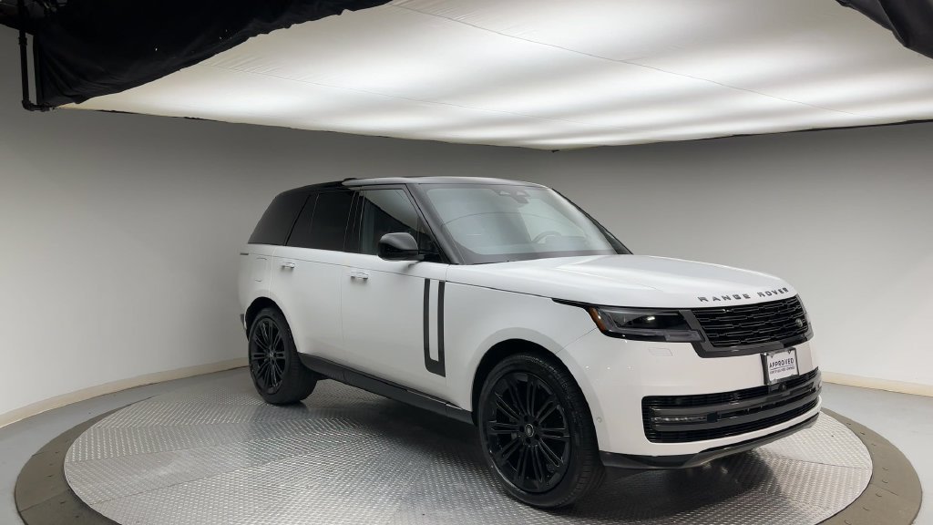 Used 2025  Land Rover SE image 8