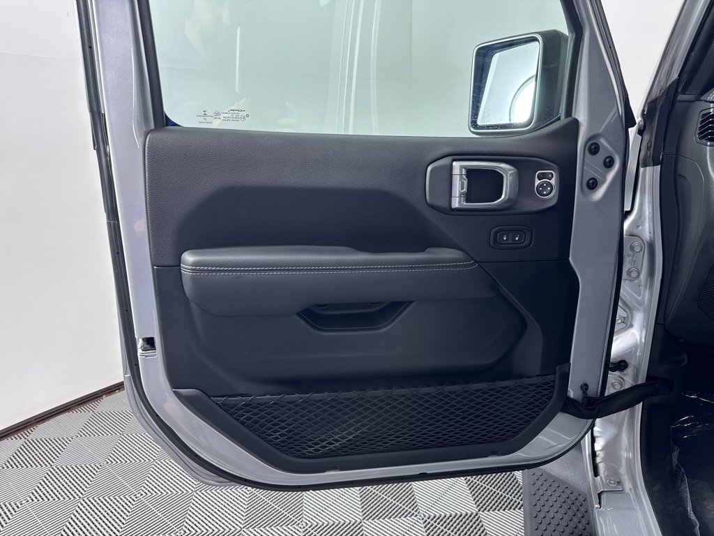 Used 2023 Silver Zynith Clearcoat Jeep Sahara image 31