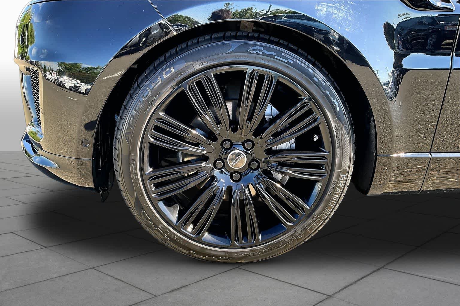 Used 2020 Borealis Black Metallic Land Rover HSE image 10