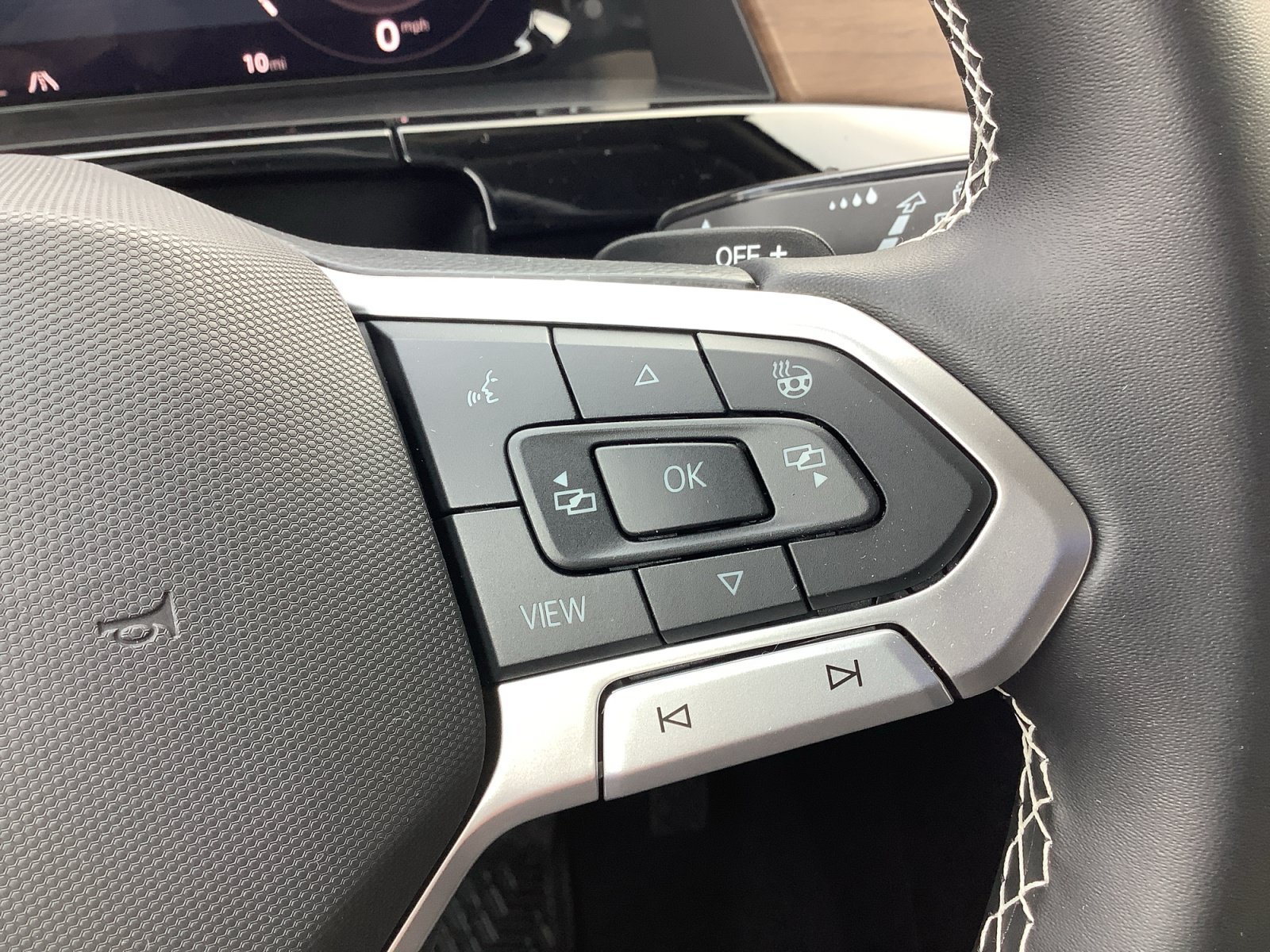 New 2026 OPAL WHITE Volkswagen 2.0T SE image 24