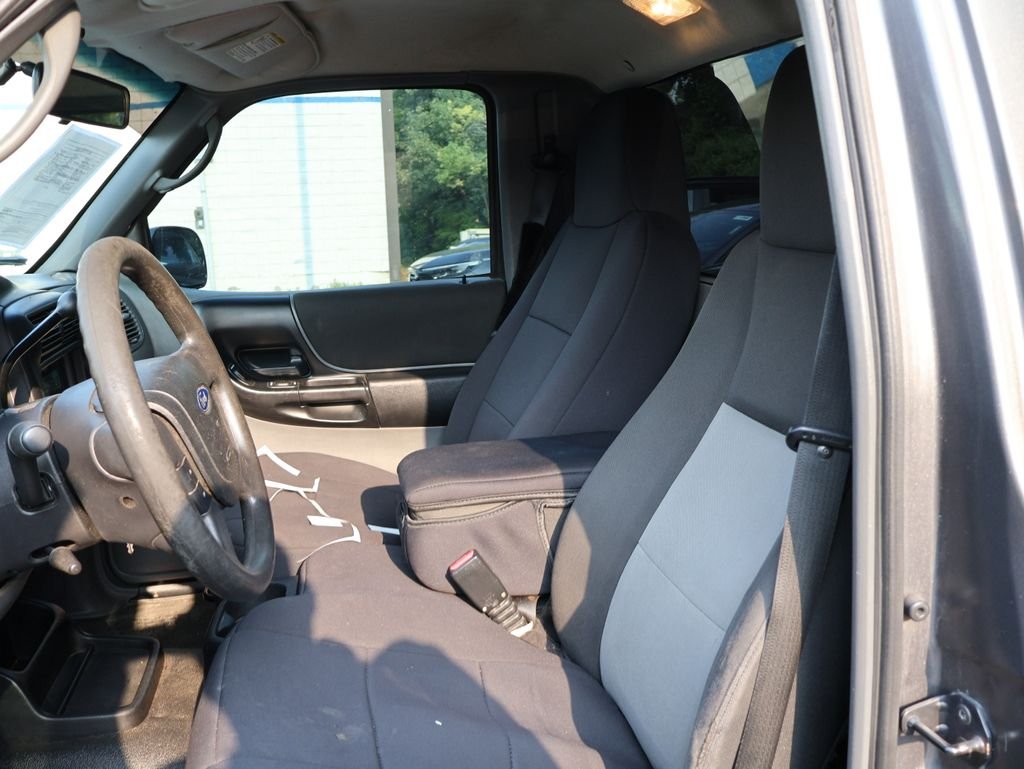 Used 2004  Ford Edge image 11