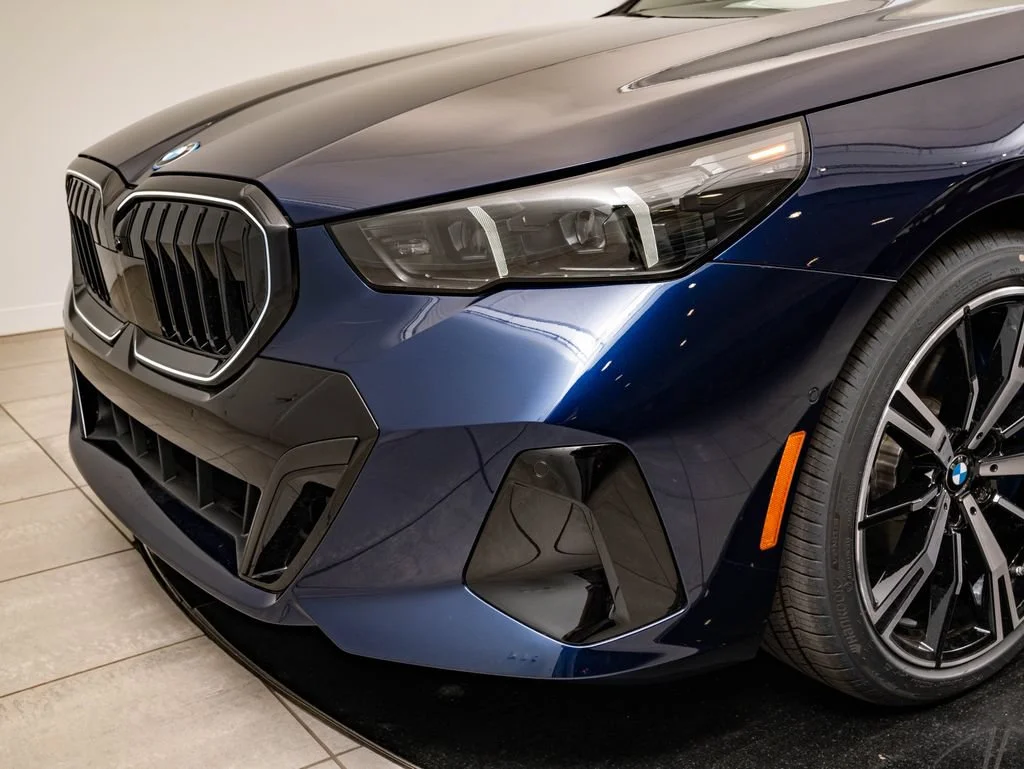 New 2027 Tanzanite Blue II Metallic BMW 550e xDrive image 3