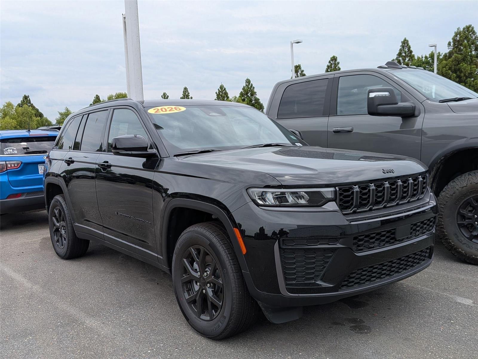 New 2026 Diamond Black Crystal Pearl-Coat Exterior Paint Jeep Laredo Altitude image 2