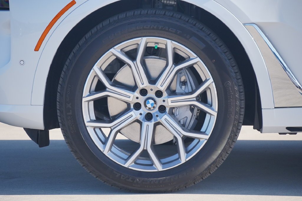Used 2026 Mineral White Metallic BMW xDrive40i image 5