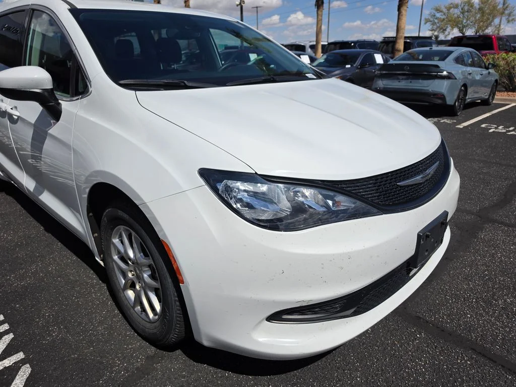 Used 2023 White Chrysler LX image 3