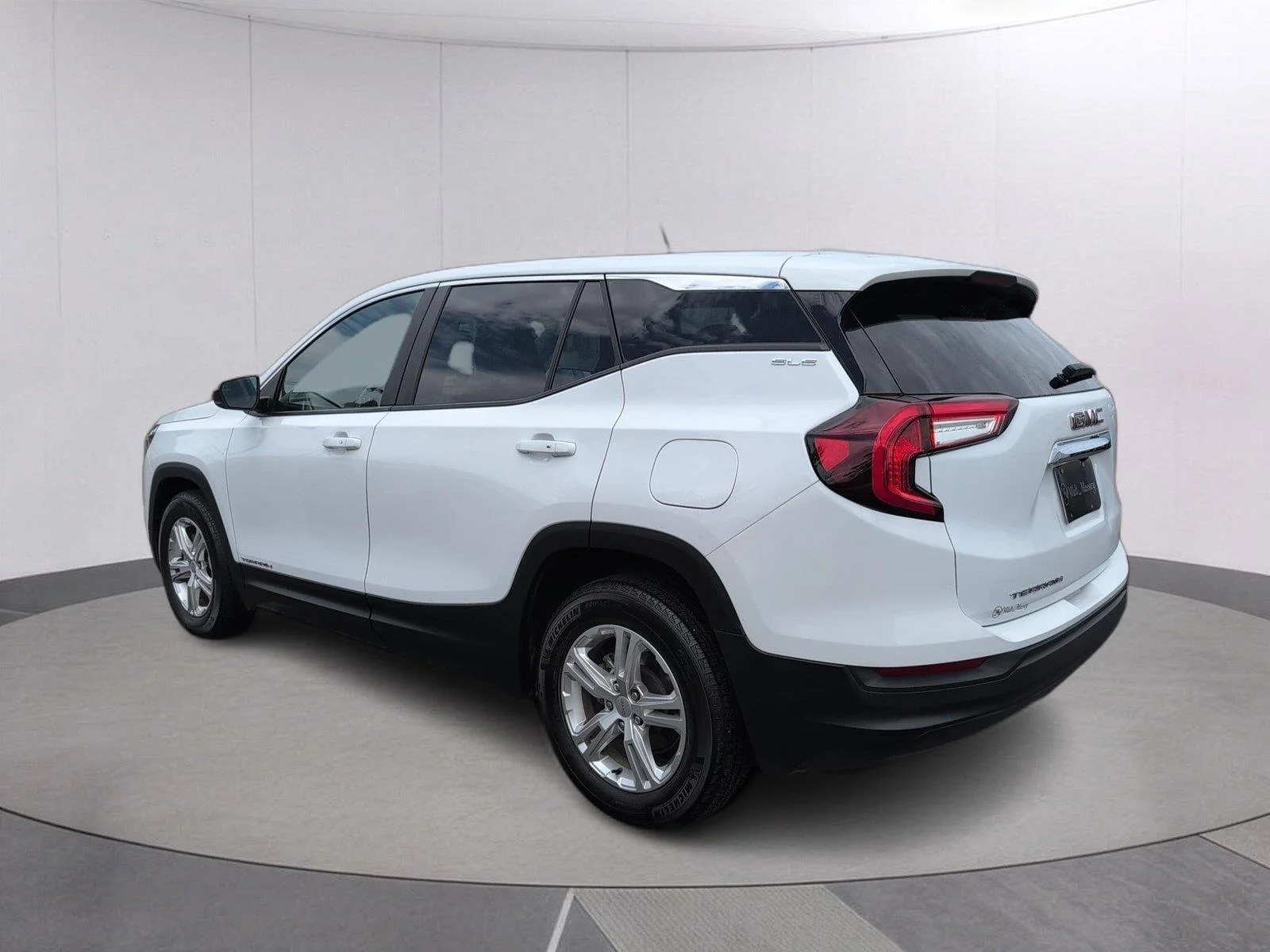 Used 2024 Summit White GMC SLE image 5