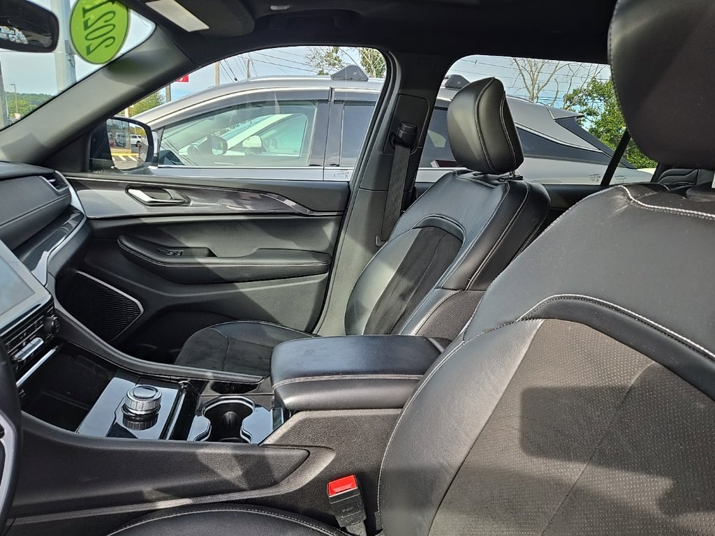 Used 2021 Black Jeep Altitude image 11