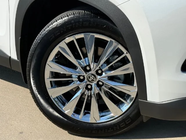 Certified Used 2025 WIND CHILL PEARL Toyota Platinum image 6