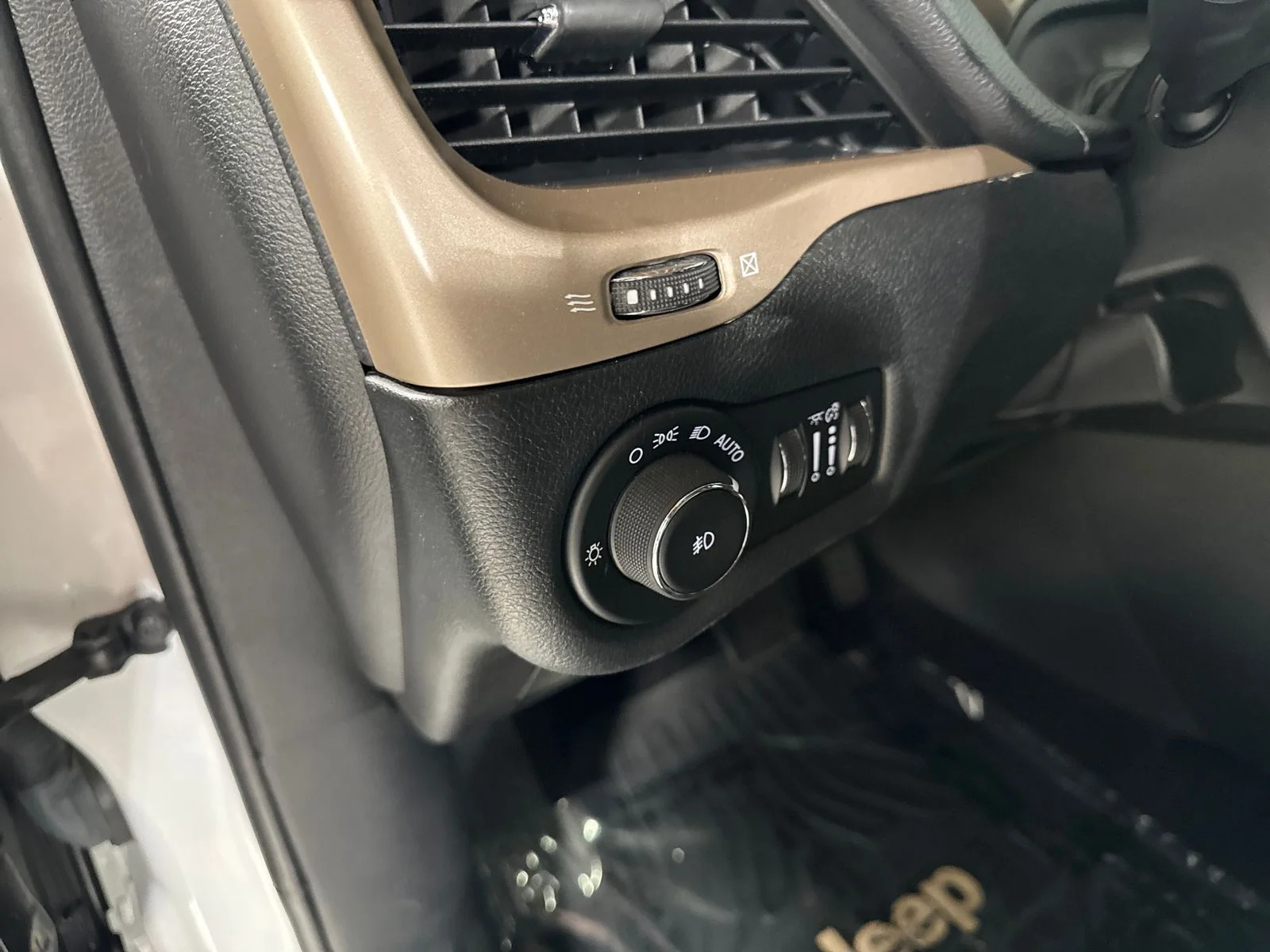 Used 2017 White Jeep Limited image 21