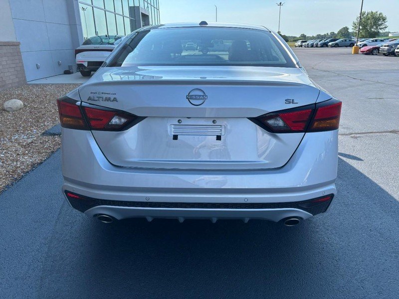 Used 2025 Brilliant Silver Metallic Nissan SL FWD image 3