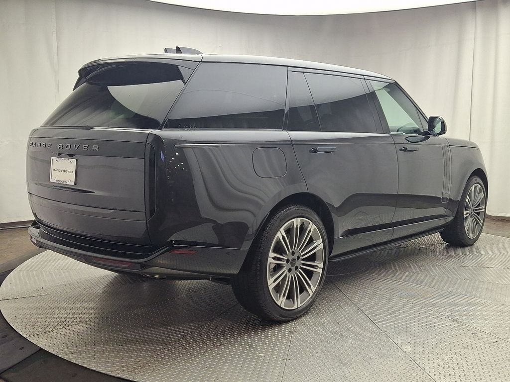 New 2026 Carpathian Grey Land Rover SE image 3